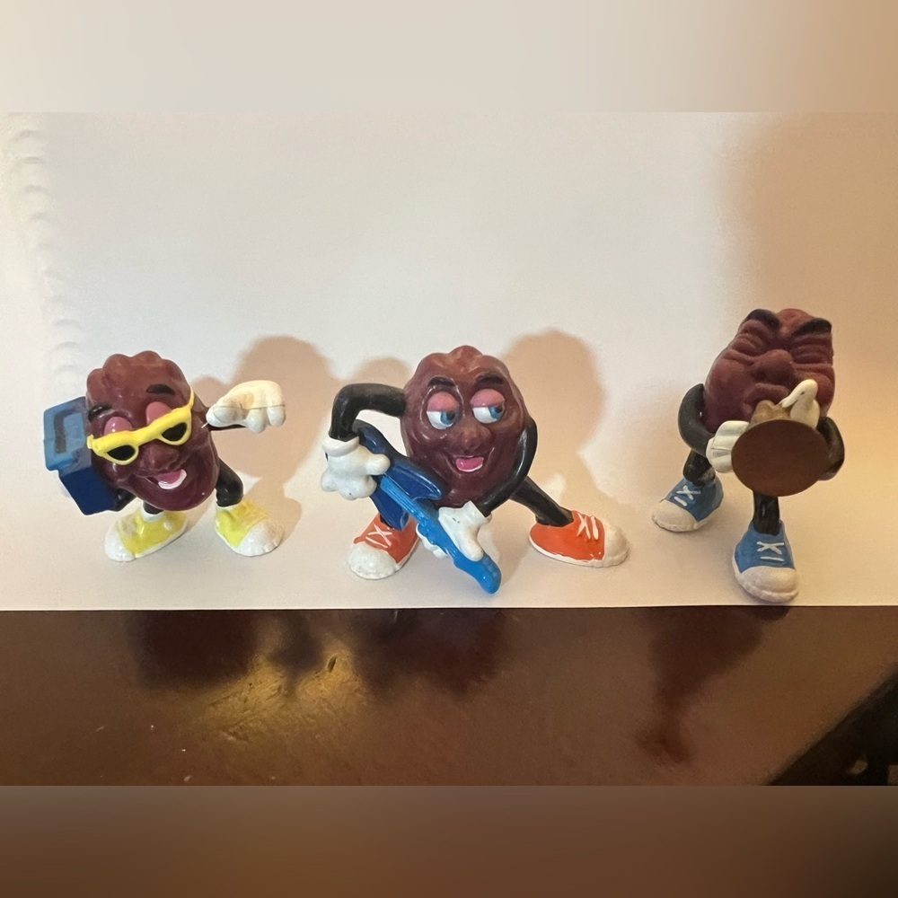 CALIFORNIA RAISINS FIGURINES. VINTAGE 1987 1988  LOT OF 3.